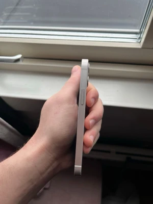 Silverfärgad iPhone 12 Mini (64GB) - Använder ej mer, snap bannad och 76% batterihälsa