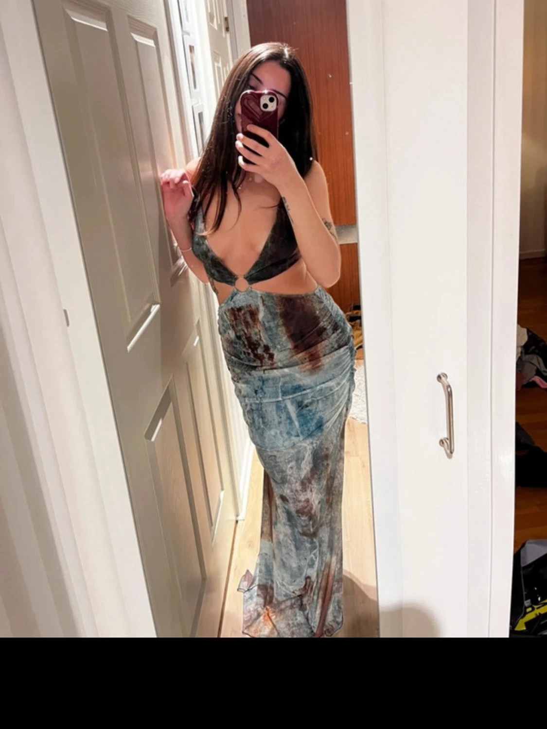 Mönstrad långklänning med öppen rygg - 1