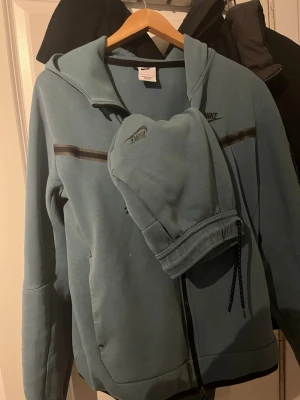 Nike Tech Fleece - Säljer Nike Tech set. Tröjan är Storlek S och byxan är Storlek M, lite använd men bra skick.
