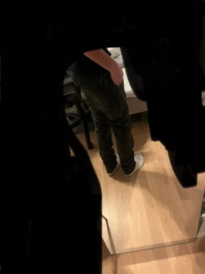 Svarta slim fit jeans - Säljer ett par stilrena Jack & Jones jeans i färgen svart, 27, 32. Jag är 176 och dem passar bra kommer passa för både kortare och längre. Riktigt sköna och passar med nästan allt, hör av er om ni har några frågor! Aldrig använda.