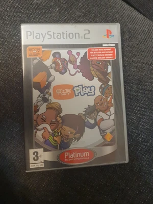 EyeToy: Play till PlayStation 2 - EyeToy: Play är ett partyspel till PlayStation 2 där du använder en USB-kamera för att styra spelet med rörelser. 