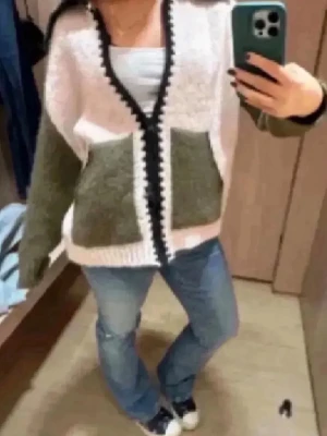 Populär kofta från Zara  - Suuuper populär och eftertraktad kofta från Zara i storlek S , super bra skick då den aldrig är använd ☺️tryck gärna på köp nu 