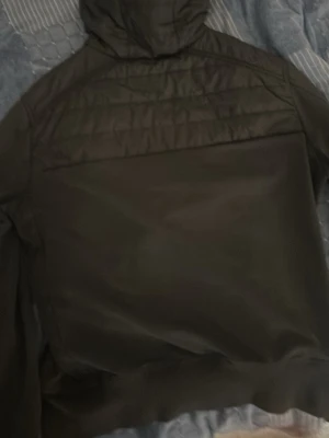 Svart vindjacka med huva - Svart vindjacka från Geographical Norway med quiltad framsida från para jumper i bra skick lite liten för m men passar för s 