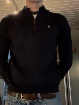 Mörkblå halvzip-tröja från Morris - Före detta ägare har tvättat tröjan i fel tempratur så har krympt från en L till en S/M men lutar mer åt en S 