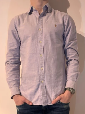 Ljuslila skjorta från Ralph Lauren - Storlek S modellen är 180 och väger 70💯✌️ hör av er vid minsta fråga eller fundering😊✌️lite smutsig runt kragen på bilden men inga andra defekter😊✌️