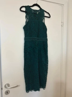 Nelly klänning - Klänning i fint skick, mycket finare när man har på sig den än på bild