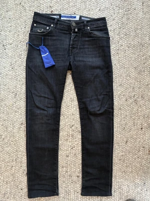 Jacob cohen jeans - Väldigt unik patch och svårhitade! väldigt bra skick. Längd 100cm Midja 40cm Modellen är  ”nick slim”