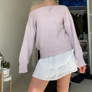 Gullig ljuslila stickad tröja - Off-shoulder, ljuslila, stickad tröja🏵 Supergullig och i bra skick!❣️