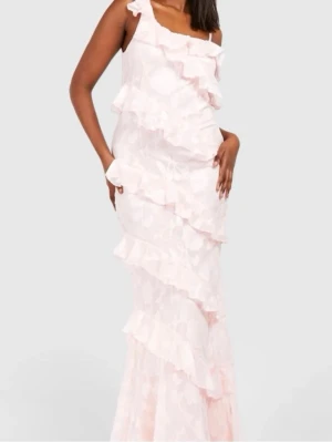 Balklänning  - Rosa volangklänning från Boohoo, i superfint skick - endast använd en gång🩷🩷🩷 Finns ej på hemsidan längre 