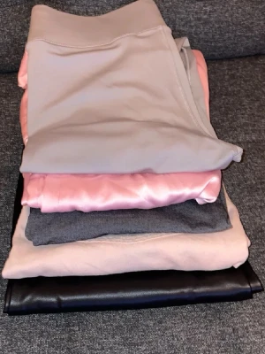 Byxor/ jeans  - Klädpaket med 4 byxor och jeans 3 är oanvända storlek L,40,42