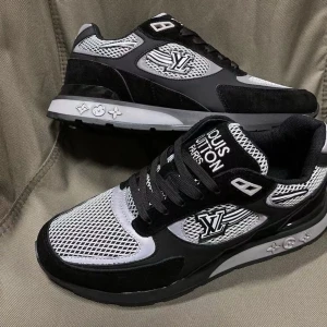 Sneakers - Svart vita sneakers som kommer med låda och är helt nya