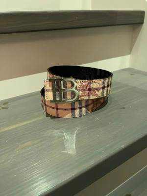 Exklusivt bälte - Exklusivt bälte man kan ändra sida på bältet då man kan ha svart också. Andvänd 1 gång. 105 cm 