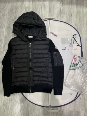 Moncler cardigan  - Hej! Jag säljer nu min moncler cardigan, skicket är 9,5/10 den är andvänt väldigt sparsamt och lite, andledningen varför den säljs är pågrund av att jag ändrade på min stil så har jag inte mer behov av den  längre. Den är äkta och köpt ifrån en butik i Nk Sthlm, priset är hugget i Sten hör av dig vid minsta lilla fundering! 🙌😄