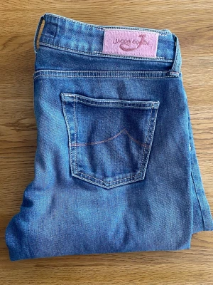 Blå jeans från Jacob Cohen - Snygga jeans från Jacob Cohen i en fin blå tvätt. Tidlös modell som passar till det mesta.  Fint använda och i väldigt bra skick – inga tydliga slitningar.  Pris kan diskuteras vid snabb affär 🤝 Skicka meddelande om du vill ha fler bilder eller undrar över något 📩