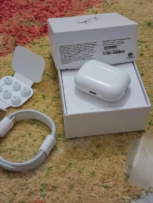 Apple AirPods Pro 3 - Apple AirPods Pro med vitt laddningsetui, extra silikontoppar i olika storlekar och USB-C laddningskabel. Hörlurarna är trådlösa in-ear-modell i blank vit plast med stilren och kompakt design. Perfekt för dig som vill ha grymt ljud och smidig anslutning till Apple-enheter.
