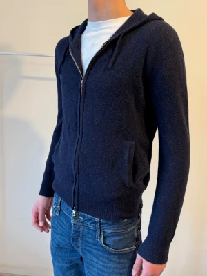 Mörkblå cashmere zip hoodie  - Mörkblå cashmere hoodie från SAYLESS!  Mycket bra skick. Ny pris 900kr vårt pris 399✅ Fråga om du undrar något svarar snabbt🤗. Skickas samma dag som köp och pris kan diskuteras vid snabb affär// mvh Hugo’ Wardrobe