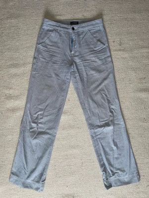 Vintage byxor i 100% bomull - Vintage chinos i bra skick. Perfekt för sommaren! Jag är 170 och de är lagom långa på mig.