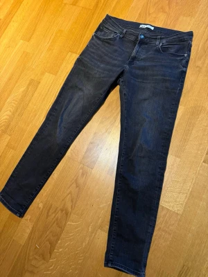 Zara jeans - Säljer ett par svarta Zara jeans i storlek 42