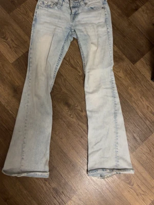 Ljusblå bootcut jeans True Religion - Säljer dessa ljusblå low waist true religion jeans i modellen joey då jag ej använder dom längre. Dom är i storlek w23 och är använda ca 5 gånger. Nypris: 1300. Som man kan se på sista bilden är de lite smutsiga och slitna nedtill, därmed priset men är inget som syns om man skulle sy upp dom.