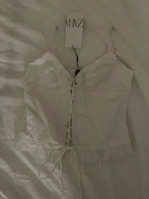 Korsettopp från zara  - Säljer nu denna supersöta korsettoppen från en gammal zara kollektion då den inte passar mig. I nyskick med prislapp kvar. Skriv vid frågor eller funderingar!!🥰🥰