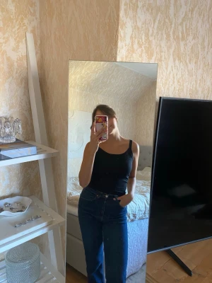 Ribbat linne - Svart ribbat linne från gina