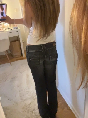 Mörkgråa vintage low waist jeans  - Säljer ett par mörkgråa low waist jeans som är vintage från 2000-talet. Säljs inte längre och älskar dessa men inte kommit till så mycket användning på senaste🥰