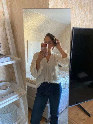 Blus - Ljus beige blus i ett tunt och luftigt material, sparsamt använd