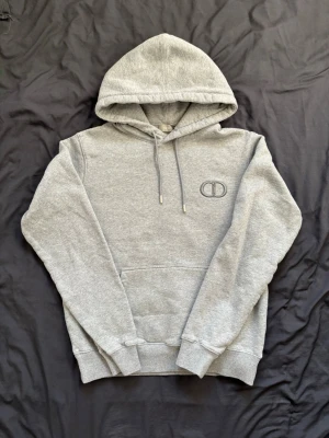 CD hoodie - grå - Tjena! Säljer nu denna CD hoodin. Skicket är 10/10, använd endast fåtals gånger, medföljer alla lappar osv. Storlek XS, men sitter mer som en S.