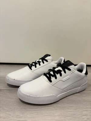 Adidas golfing shoes - ADIDAS ADICROSS RETRO SPIKELESS Malli: GZ6969 Koko: 38 Ovh: 120€  golfing shoes