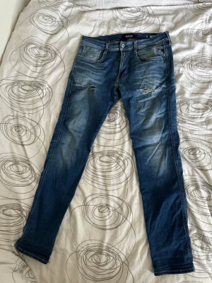 Replay Anbass jeans med slitning - Snyggt blå Replay Anbass Jeans med slitningar storlek 33x32!!