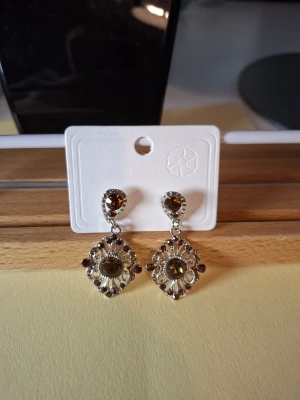 Vintageinspirerade örhängen med bruna stenar - Överge samlingen, utförsäljning till låga priser