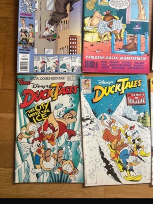 Disney Kalle Anka och DuckTales serietidningar - Samling av färgglada serietidningar med Kalle Anka, DuckTales, Stål-Kalle och Uncle Scrooge. Omslagen har tecknade figurer i olika äventyr och humoristiska situationer. Perfekt för dig som gillar klassiska Disney-serier och nostalgi.
