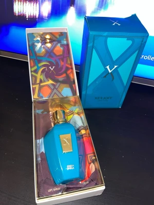 Xerjoff Erba Pura Eau de Parfum 100ml - Lyxig parfym från Xerjoff, Erba Pura, i en snygg turkosblå flaska med gulddetaljer. Flaskan har en unik sexkantig form och levereras i en färgstark, exklusiv presentförpackning. Volymen är 100 ml och flaskan är tillverkad i glas. Cirka 60ml kvar på flaskan håller jätte bra och länge upp till 12 timmar på huden 