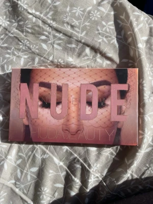  Huda Beauty ögonskuggspalett - Säljer en The New Nude ögonskuggspalett från Huda Beauty. Använd men i gott skick.