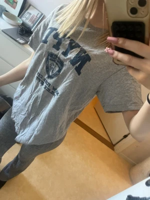 Oversized tröja nypd - Bra oversized tröja men har liten fläck på magen 