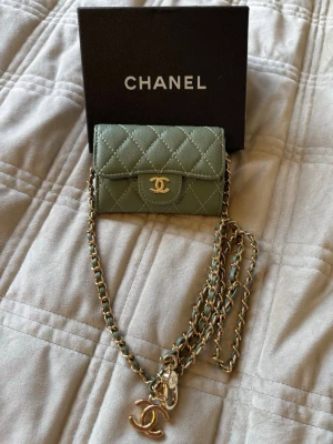 Mini väska  - Mycket fin grön färg med guldiga detaljer. 