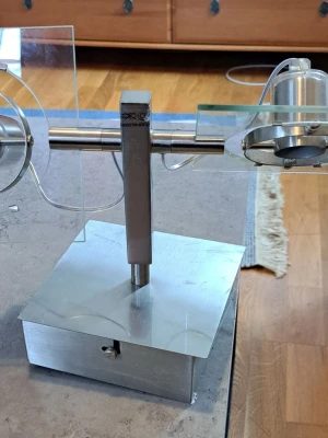 Modern bordslampa i metall och glas - Unik bordslampa med industriell känsla, tillverkad i borstat stål och klara glasskivor. Lampan har en fyrkantig bas i metall och två runda lamphållare med glasdetaljer. Passar perfekt som cool inredningsdetalj för dig som gillar modern design.