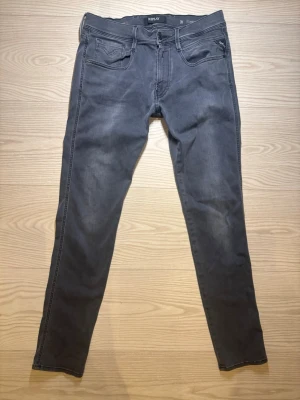 Replay jeans - Riktigt feta Replay Anbass i grått | Skick: 9,5/10 | Nypris: 1899 kr | Storlek: W33 L32 | Inga defekter 🙌 | Hör av er vid minsta fundering 🙌🤝