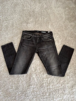 Replay Willbi slim fit  - Ett par sköna replay jeans som är totalt oanvända, lappar sitter kvar och påse fins. Jag har både 30/32 och 31/32 så skriv vilka ni är sugna på!!! Org pris var 1499kr och därav säljer jag för 999kr men pris kan eventuellt diskuteras vid enkel och snabb affär! 👏
