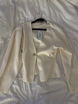 Helt ny kofta från Gina Tricot  - Helt ny med prislapp, en extraknapp fås med. Storlek XS, pris 320:- vid frågor kontakta mig 🫶🏽