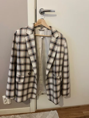 Randig kavaj - Randig kavaj i storlek 40. Knappt använd #kavaj #blazer #randig #hm