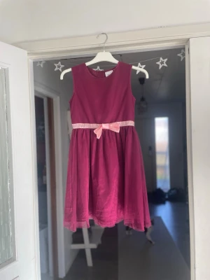 Fin vinröd klänning - En fin vinröd klänning från bonprix i storlek 146. Är i väldigt bra skick. Kontakta mig om du har några frågor💕