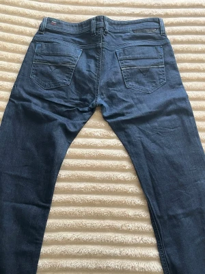 Mörkblå jeans från Diesel - Säljer mina snygga Disel jeans storleken är 33 och skicket är bra, inga defekter eller något priset går att diskutera 