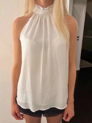 Vit halterneck blus - Vit jättegullig halterneck blus, perfekt att style till shorts eller jeans💕
