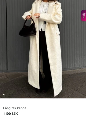 Lång rak vit kappa - Snygg lång rak kappa i med krage och knäppning framtill. Helt oanvänd med lappen kvar