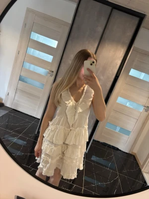 Vit volangklänning - Supersöt sommarklänning med massa volanger. Passar perfekt till sommaren och studenten. 