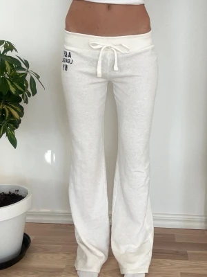 Abercrombie & fitch lågmidjade byxor  - Storlek S. Skickas inom 24h, PostNord prioriteras. Se liknande plagg i min profil! 