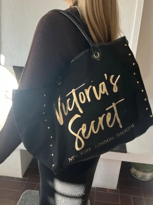 Victoria’s Secret Beachbag - Svart strandväska med guld detaljer från Victoria’s Secret. 