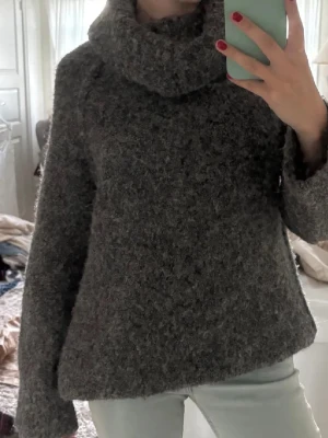 Arket stickad tröja  - Jättefin o skön tröja från arket köpt på plick. Säljer eftersom jag inte använder den. Storlek S men lite oversized, därför är den lite uppvikt. Jättebra skick, inga defekter. Kom privat för fler bilder 🩷