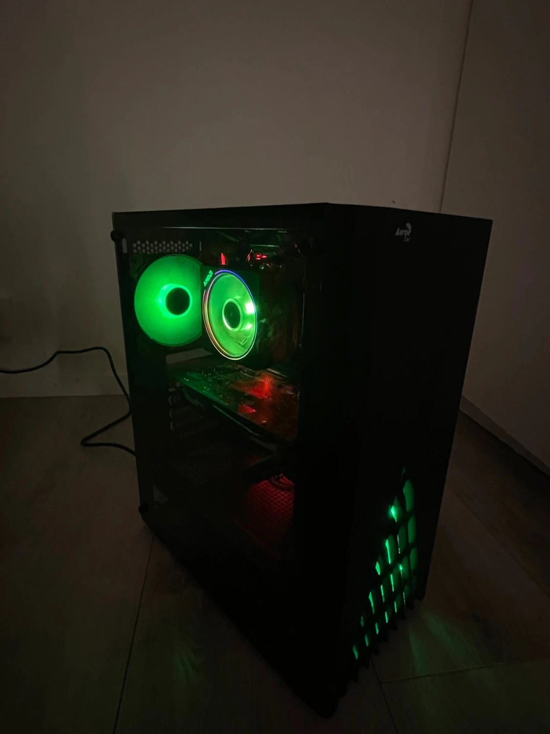 Svart stationär gamingdator med RGB